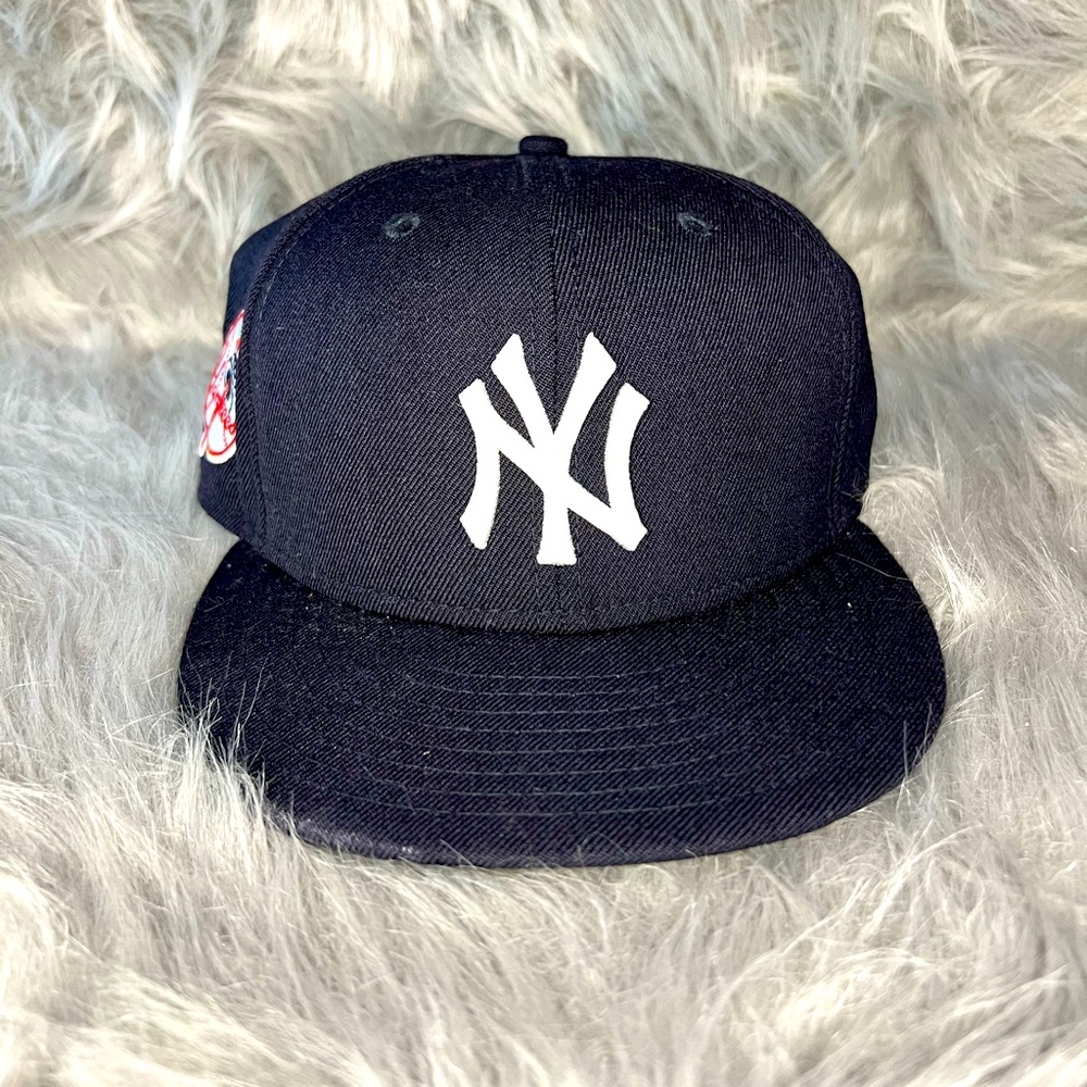 Yankee SnapBack Hat!